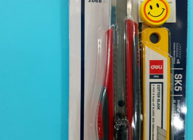 Dao rọc giấy Deli 2068