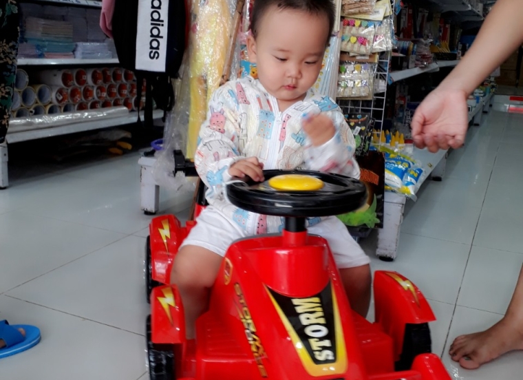 Xe lắc trẻ em nhựa chợ lớn